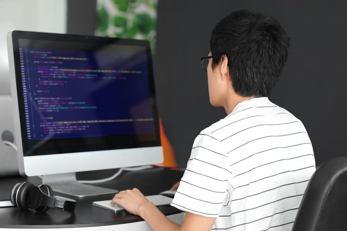 Kỹ sư thiết kế mạch điện tử
